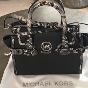 * Just In for the Holiday’s * Michael Kors Carmen MD Flap Satchel